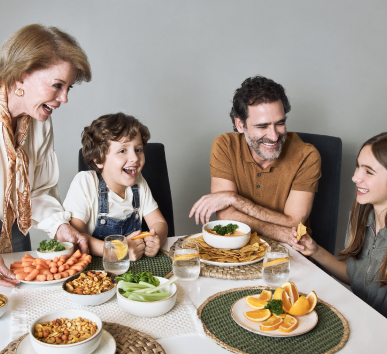 Familia en la mesa